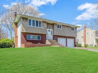 96 Washington Ave, Holtsville, NY 11742