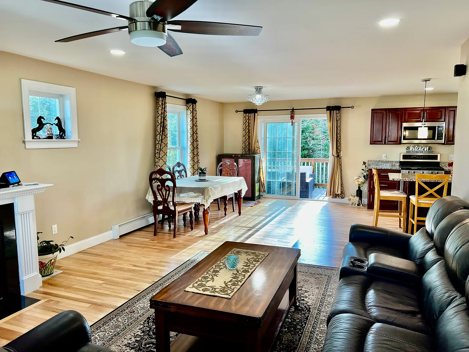 4 bed, 2.5 bath, 2122 sqft, $4,100 — Photo 3