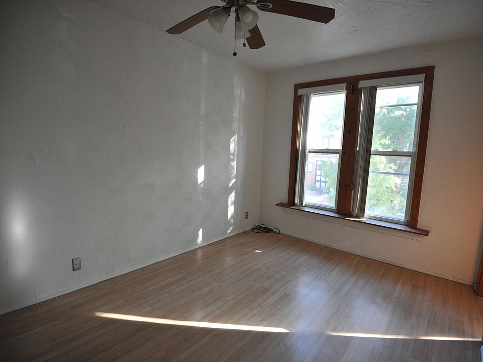 Living room. Front entry view.