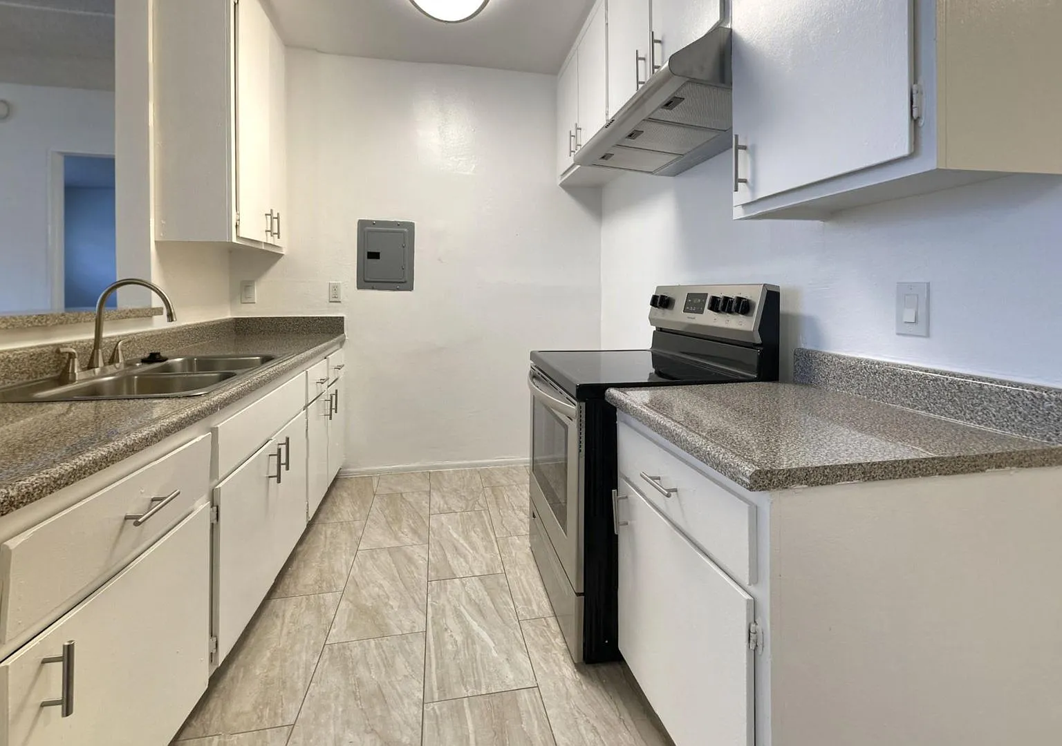 NOR - 134 Normandie Apartments — Photo 4