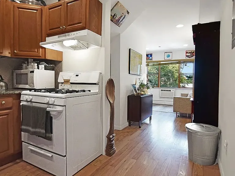 602 Manhattan Ave #4D — Photo 2