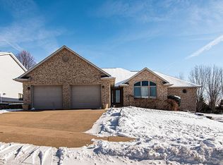 2260 High Cloud Dr, Dubuque, IA 52002