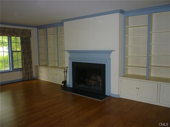 3rd image of 83 Bank St #83