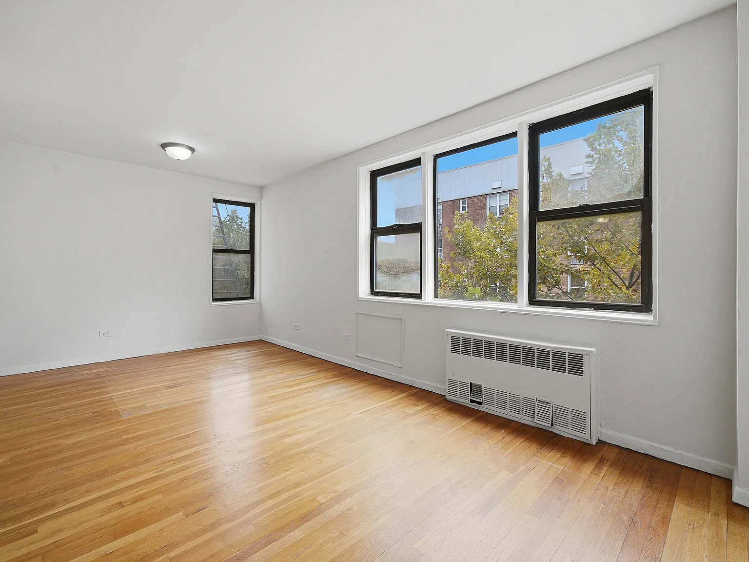 6645 Broadway — Photo 2