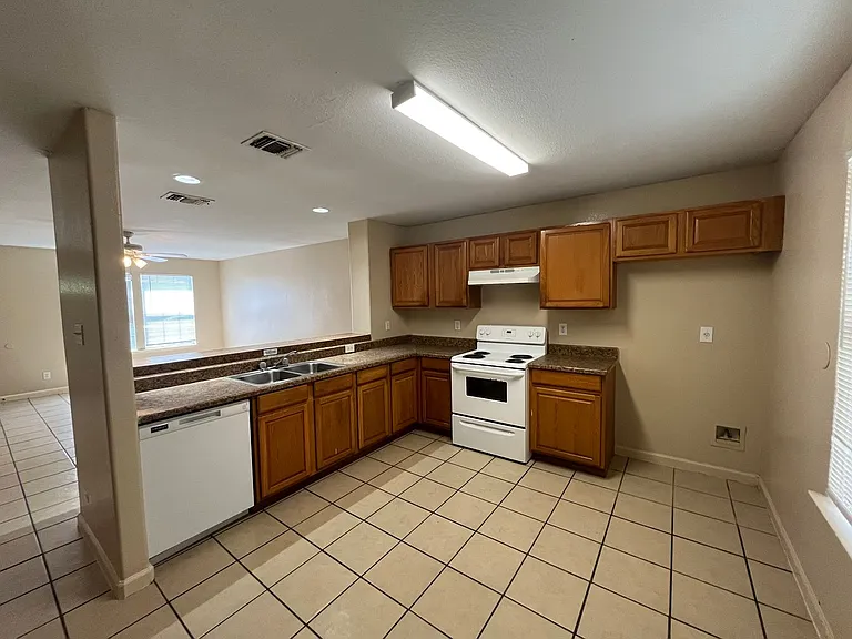5202 Fountain Lake — Photo 7