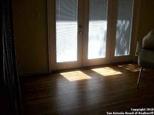 3rd image of 1015 S Presa St #1