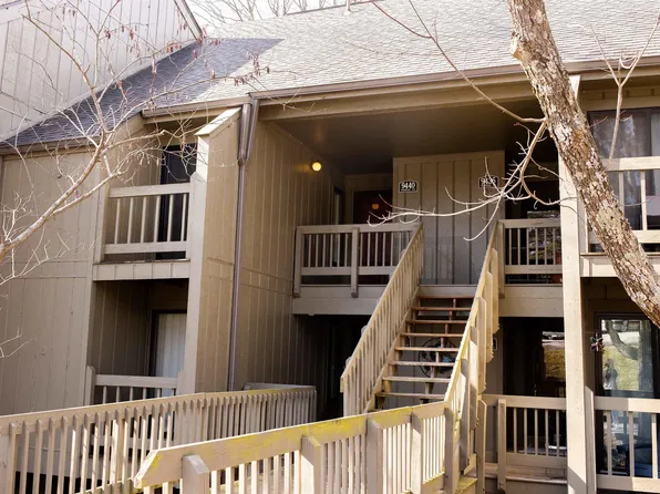 9440 S Lake Ridge Dr, Bloomington, IN 47401