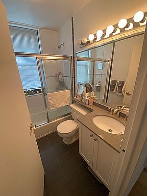 4th image of 200 E 72nd St APT 17G
