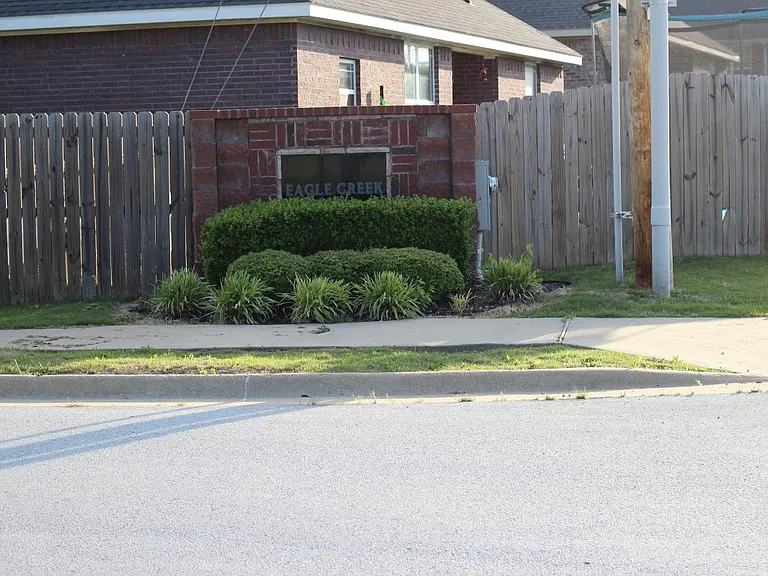 4702 SW Golden Eagle Ave — Photo 1
