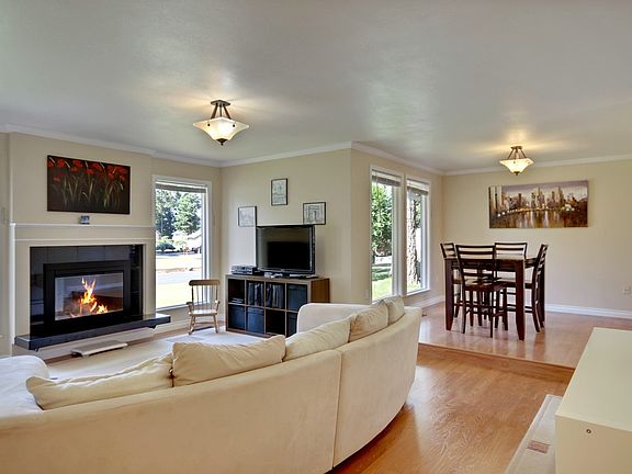 4th image of 923 186th Street Ct E