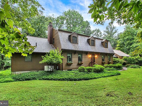 2nd image of 862 Laurel Woods Ln