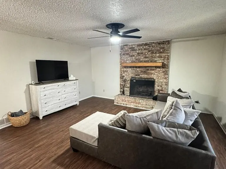 985 Minter Ln — Photo 2