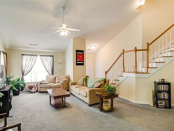 3rd image of 201 Collinswood Ln