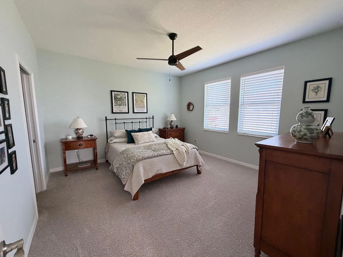 Open and bright 2/2 Plus a den with 2 car garage — Photo 4