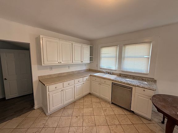 5th image of 601 S Elizabeth Pl NW