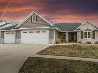 301 Ridge View Dr, West Branch, IA 52358