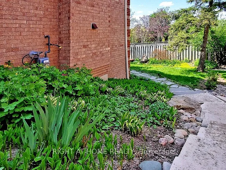 95 Lensmith Dr #MAIN AND UPPER FLOOR — Photo 37