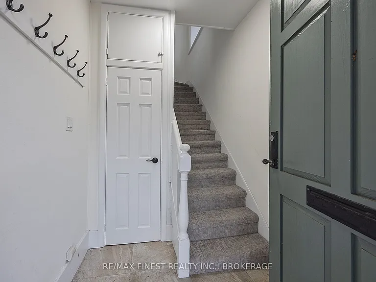 114 Yonge St — Photo 4