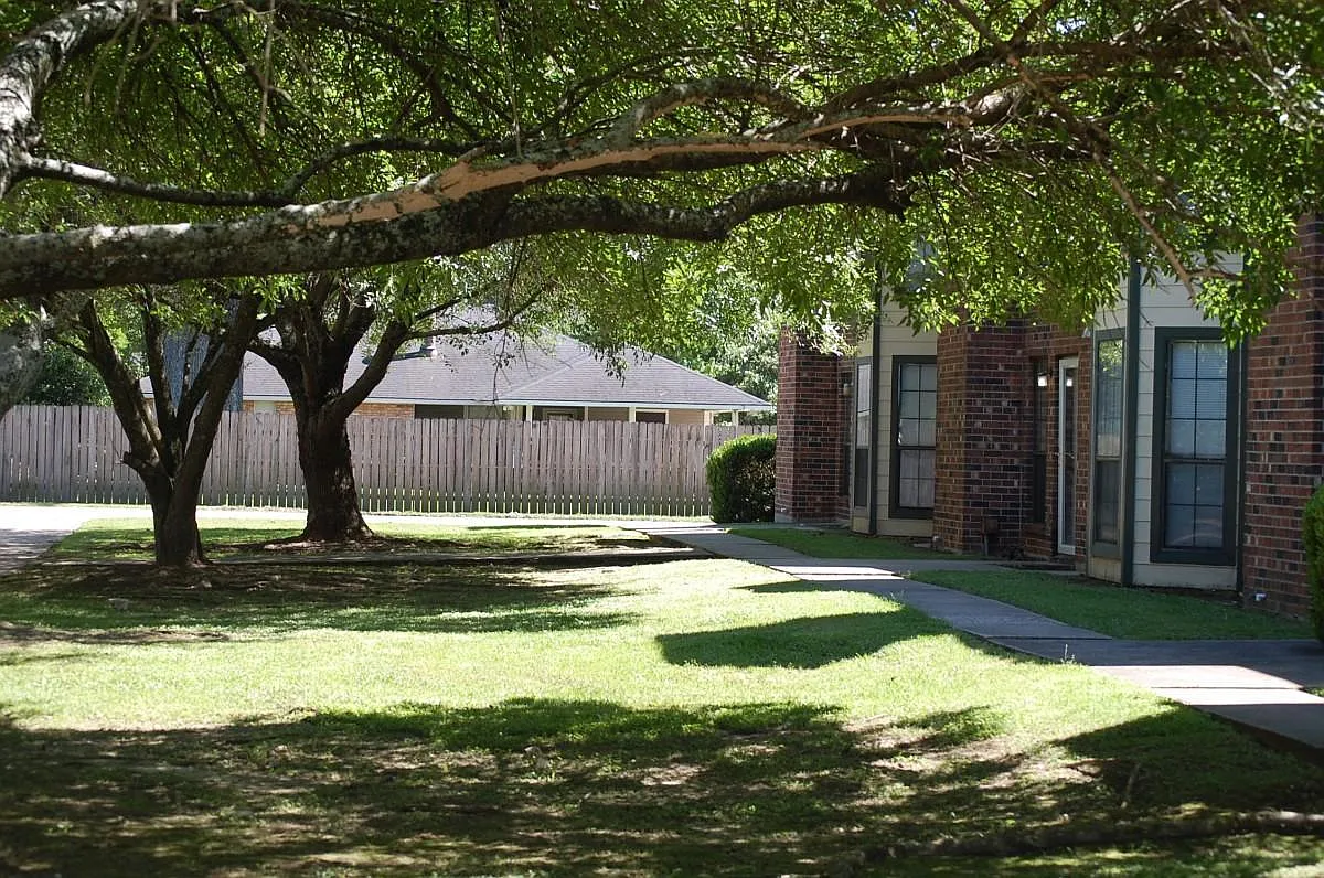 2 bed, 2.5 bath, 1292 sqft, $925 — Photo 2
