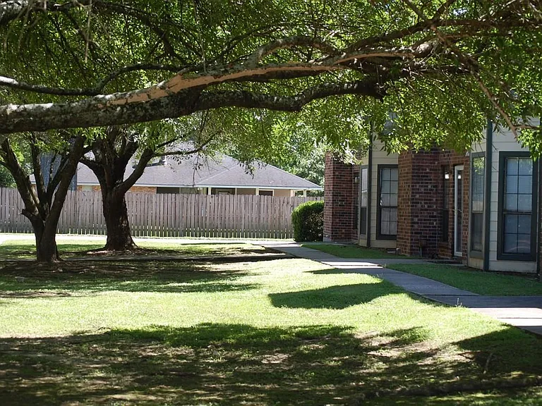 2013 Amir Dr — Photo 2