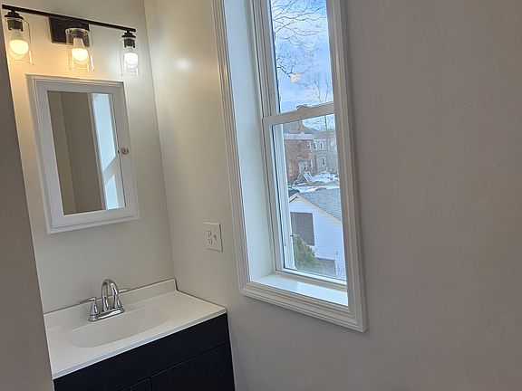 3rd image of 28 Whinfield St #3