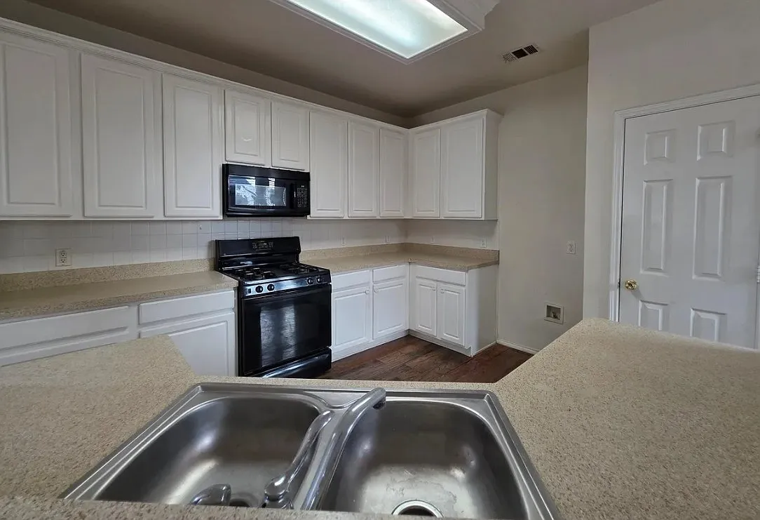 7 bed, 2570 sqft, $3,400 — Photo 4