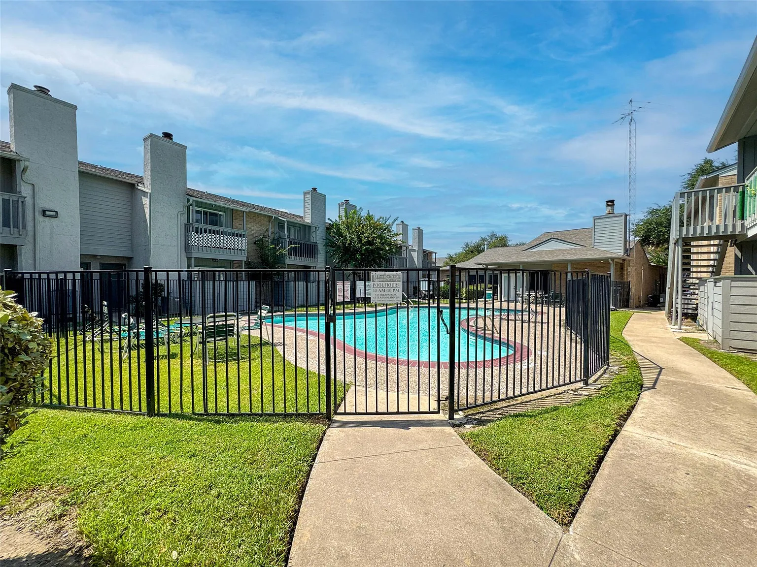 1 bed, 1.0 bath, 756 sqft, $1,200 — Photo 3