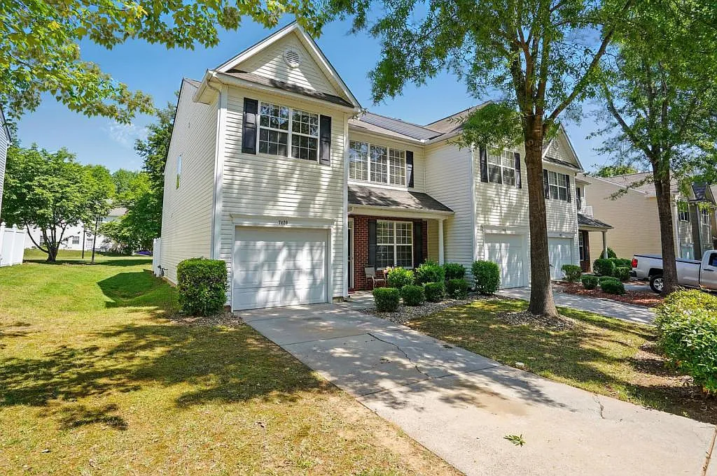 7420 Abigail Glen — Photo 2