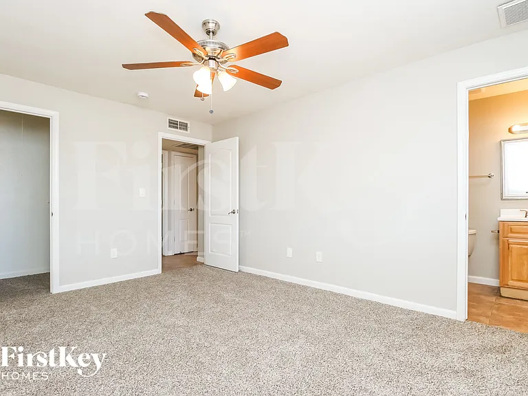 425 E Julie Dr — Photo 12