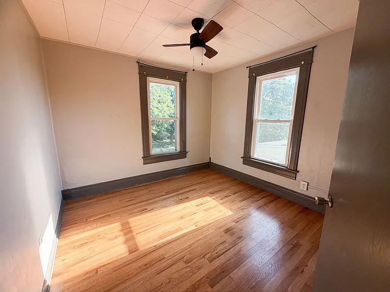 913 W Montgomery St — Photo 24