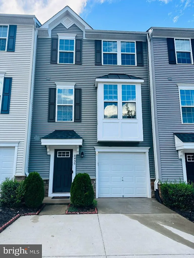 3 bed, 4.0 bath, 1736 sqft, $2,800 — Photo 1
