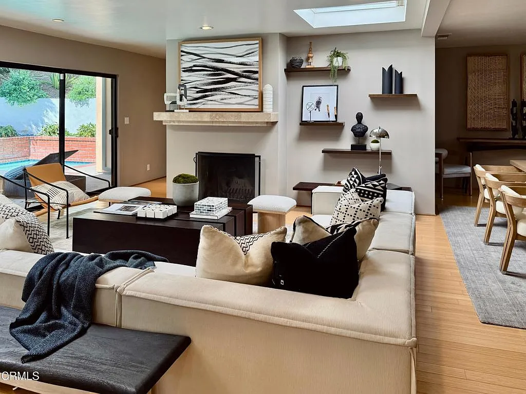 3 bed, 4.0 bath, 2670 sqft, $9,850 — Photo 2