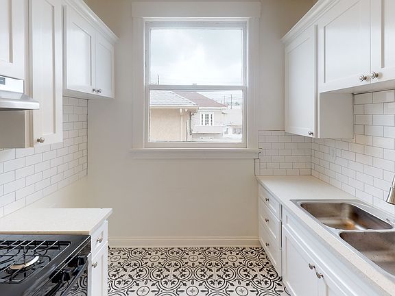 4th image of 1016 N Heliotrope Dr APT 11