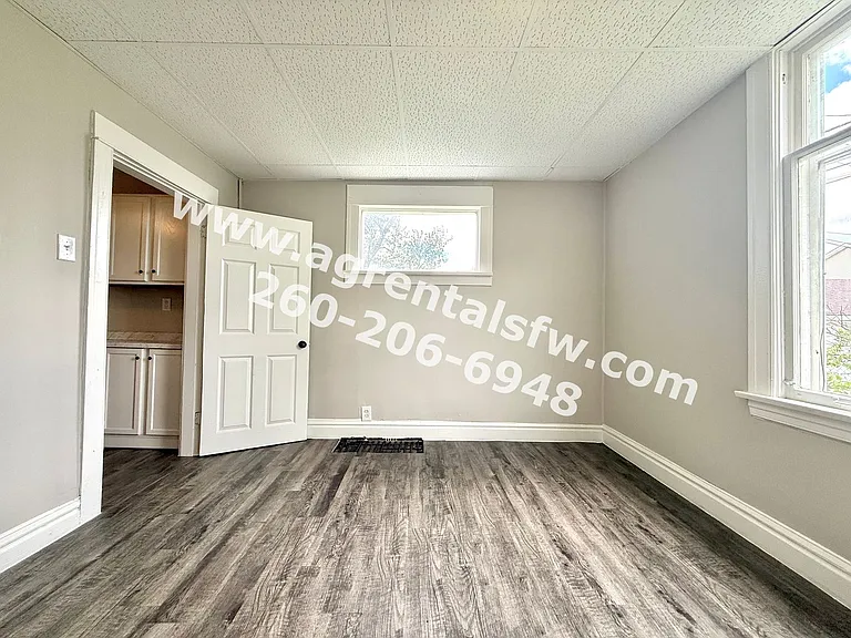 2720 Queen St — Photo 4