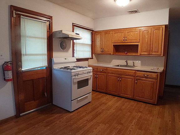 3rd image of 139 E Gibbons St