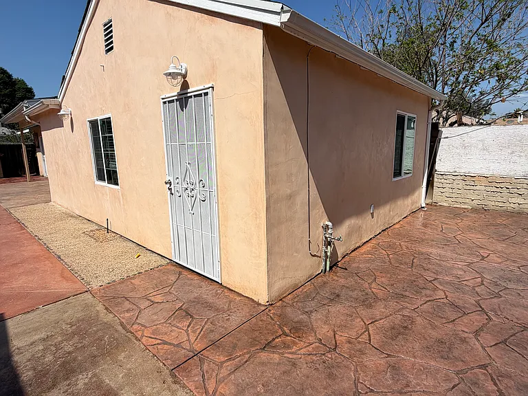 6833 Rhea Ave — Photo 2