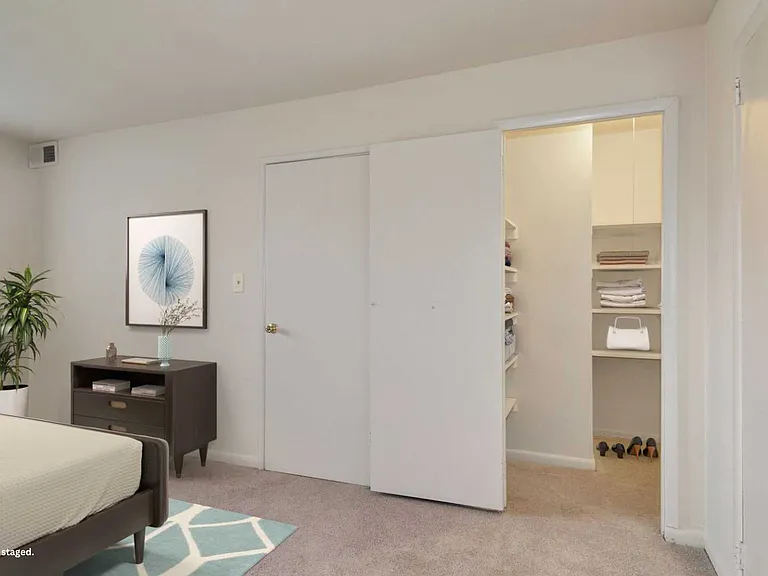 Barclay Square Apartments — Photo 9