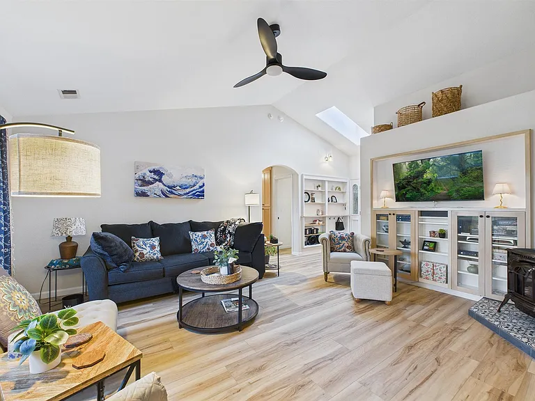 +Ceiling fan
+Fireplace (ask for use request)
+Open concept
+60" TV