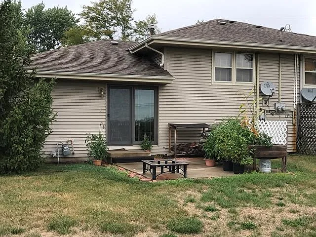902 Shannon Ln — Photo 2