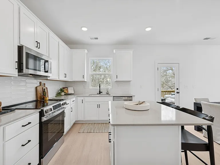 245 Rose Hannah Dr — Photo 3