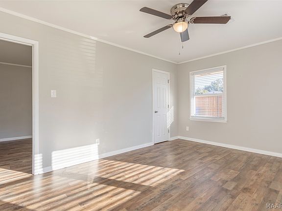 3rd image of 221 Moncrief St