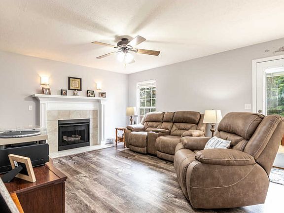 4th image of 738 Curley Ln