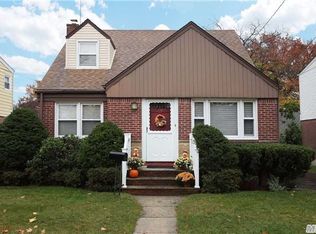 119 Beech St, Floral Park, NY 11001