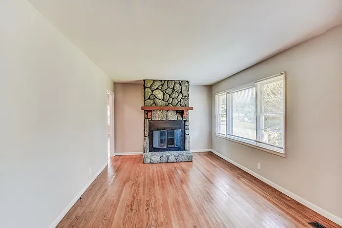 908 9th Ave — Photo 3