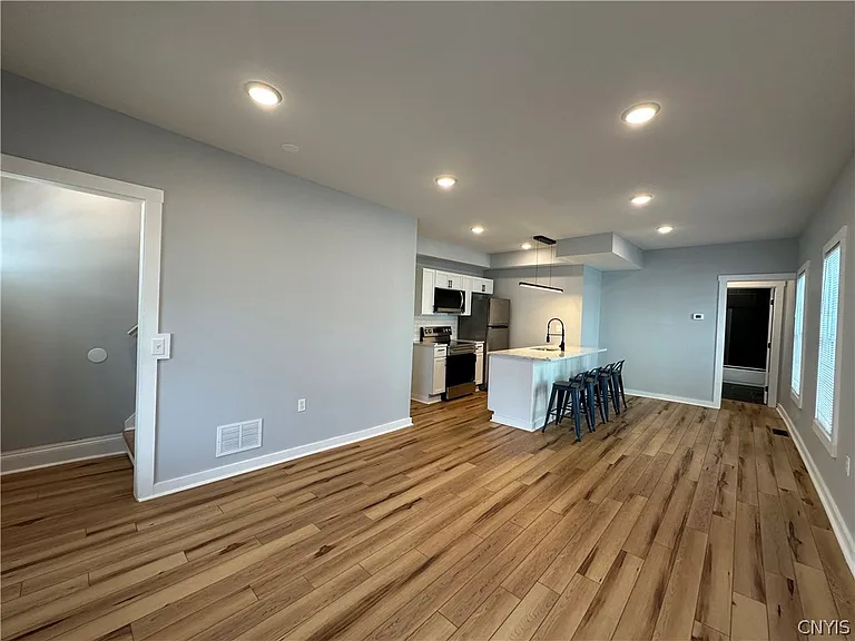 128 Caroline Ave — Photo 34