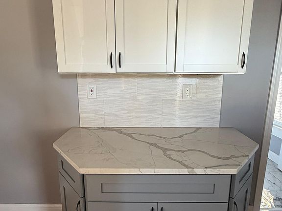 5th image of 231 Davenport Ave Unit 2