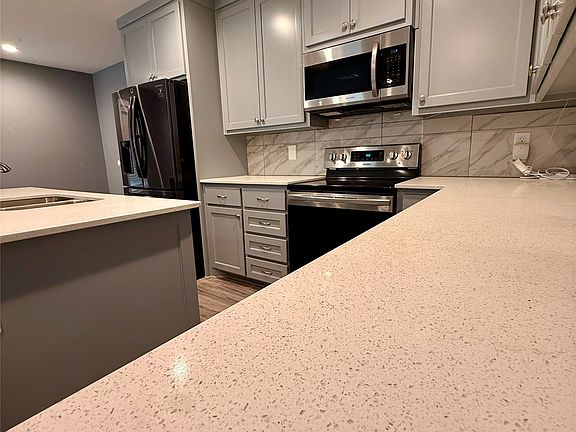 3rd image of 510 Woodlawn St