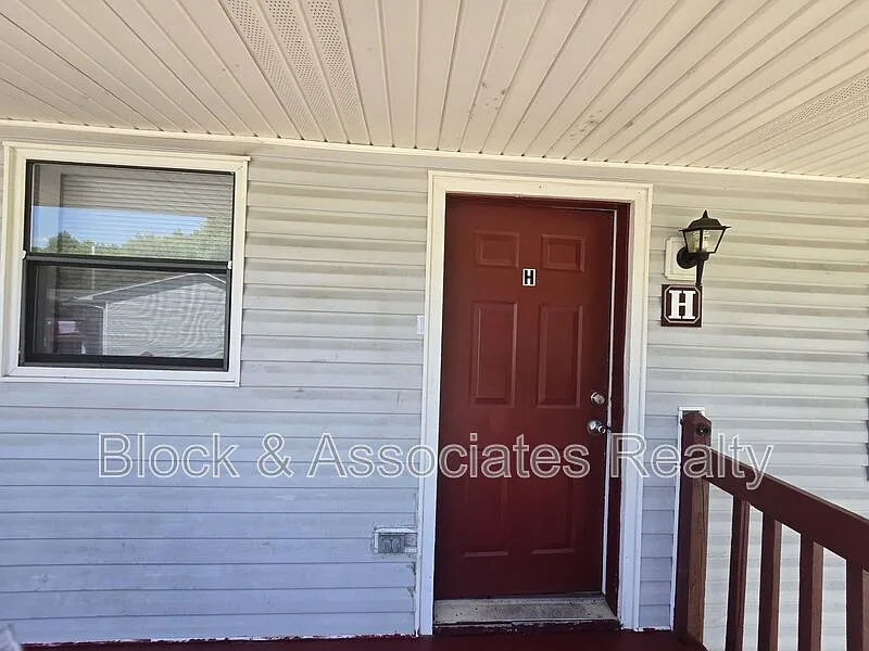 2 bed, 1.0 bath, $750 — Photo 2
