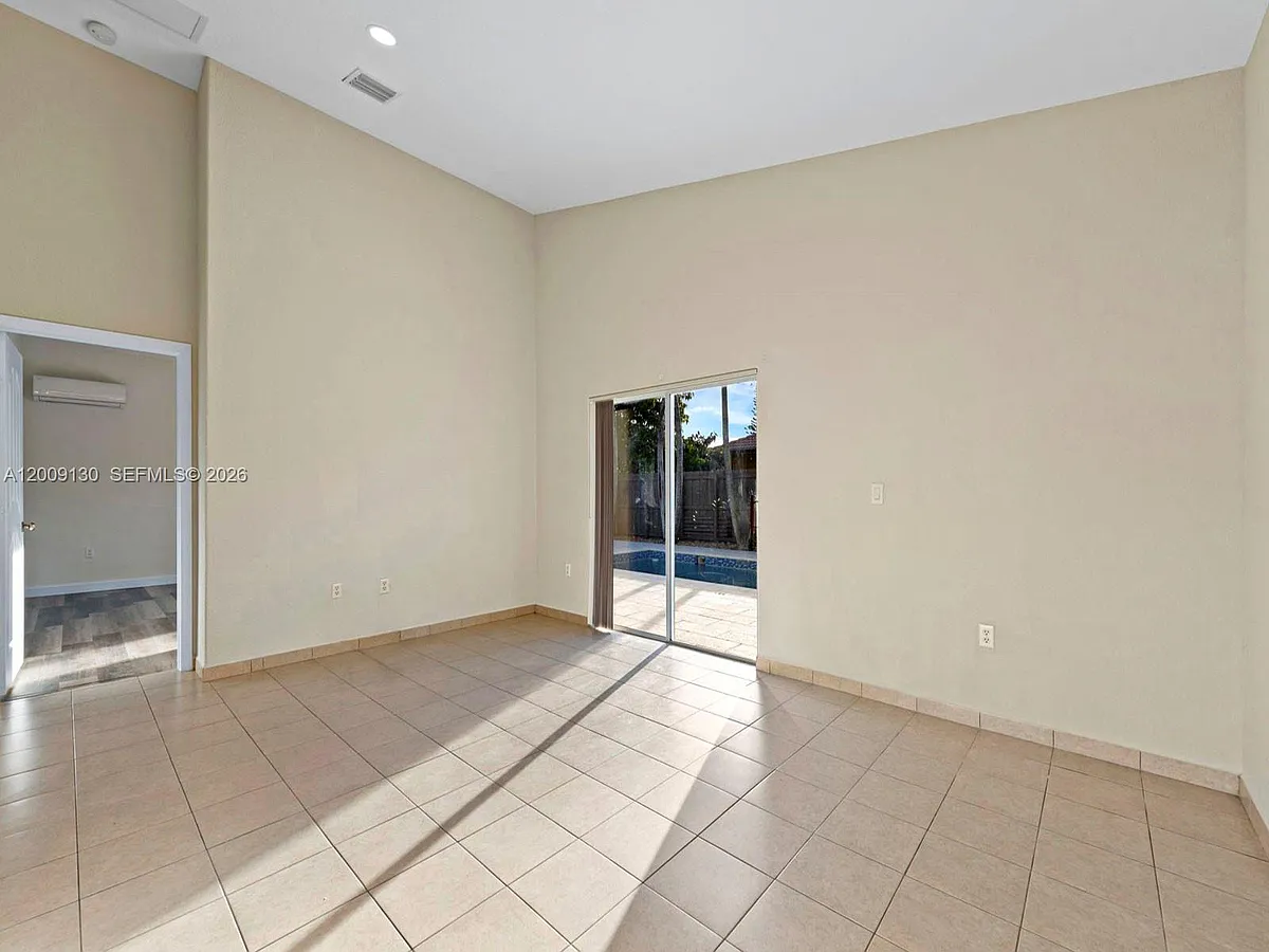 Building Photo - 704 SE 14th Pl