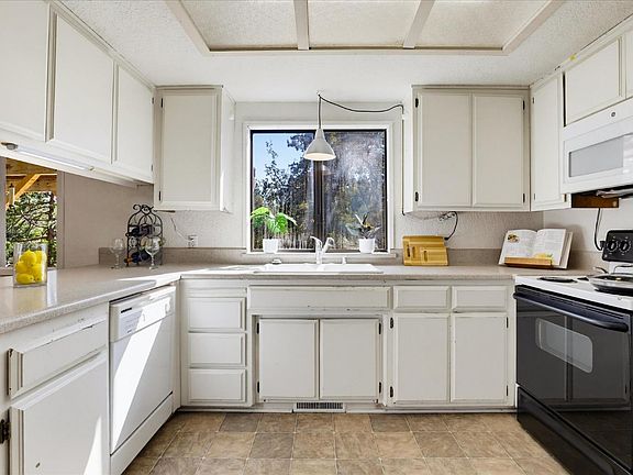 4th image of 12327 Elizabeth Way